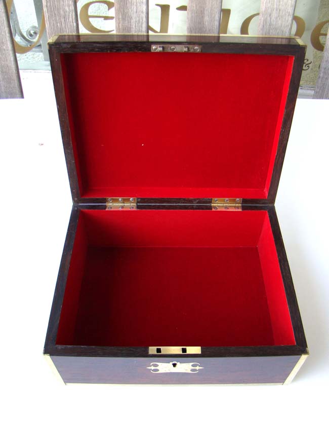 A fine early 19th century English brass bound rosewood dressing box circa 1810-1830 — image 3